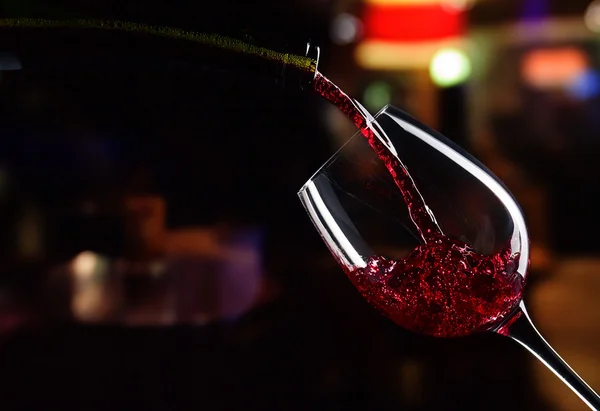 Láhev a sklo s červeným vínem — Stock fotografie