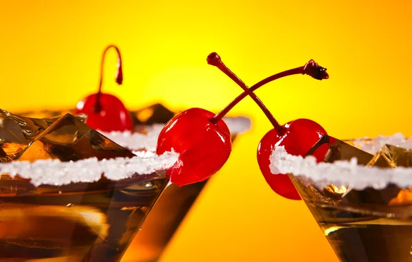 Cocktail con ciliegia — Foto Stock