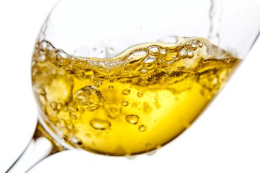 Beyaz arka planda izole beyaz şarap