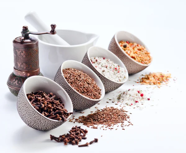 Kryddor i en små keramiska koppar — Stockfoto