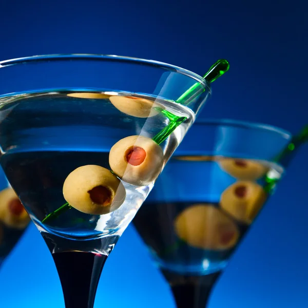 Glazen met martini en groene olijven — Stockfoto