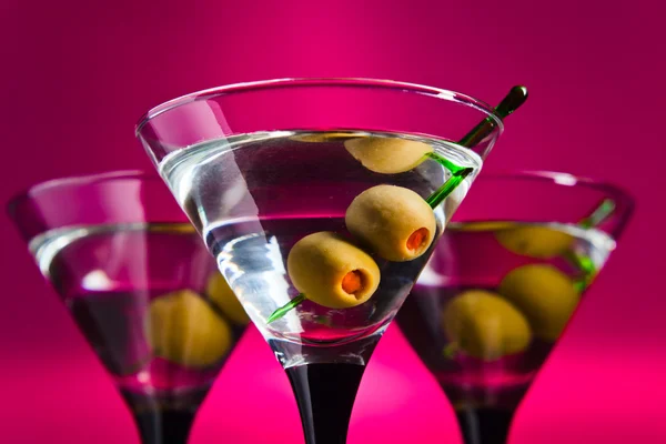 Bicchieri con martini e olive verdi — Foto Stock