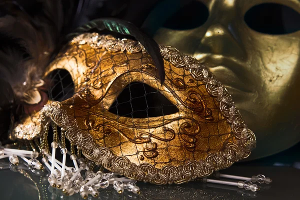 Oude gouden Venetiaanse maskers — Stockfoto