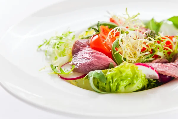 Verse salade met Groenen en vlees — Stockfoto