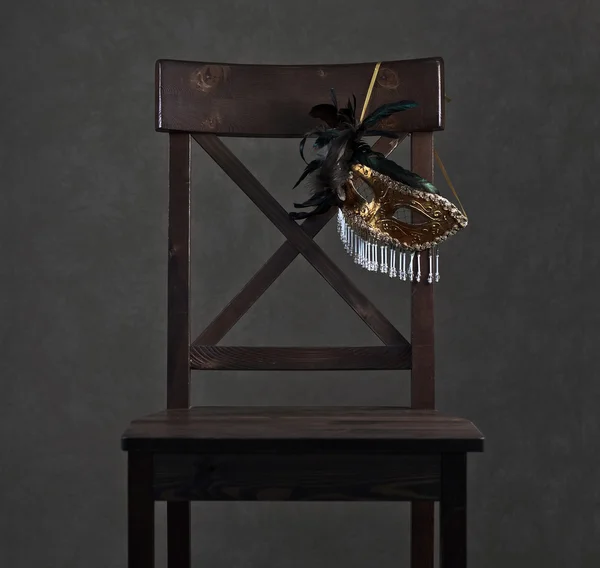 Máscara en silla de madera — Foto de Stock