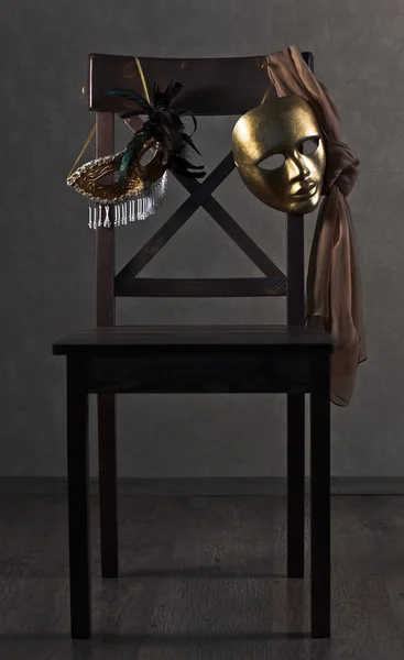 Maski na drewniane krzesło — Zdjęcie stockowe
