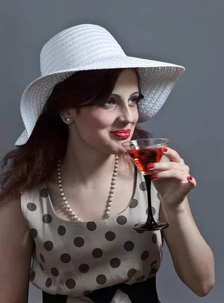 Jeune femme avec martini — Photo