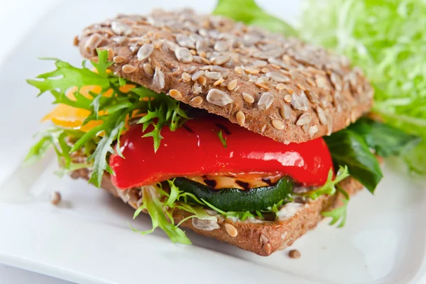 Smörgås med grillade grönsaker — Stockfoto