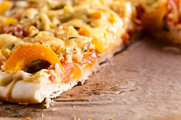 Hem bakade pizza — Stockfoto