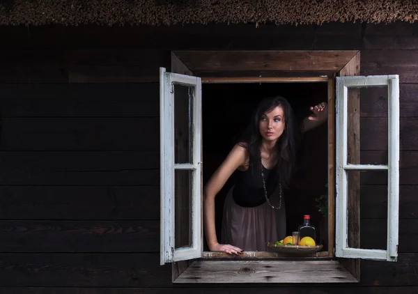 Jovem mulher bonita com tequila e citrinos — Fotografia de Stock