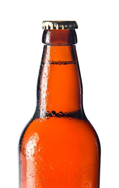 白で隔離されるウェット ビール瓶 — ストック写真