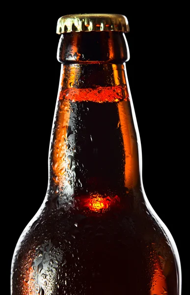 Botella de cerveza congelada aislado en negro, camino de recorte guardado —  Fotos de Stock