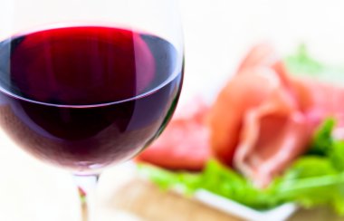 kırmızı şarap ve jambon
