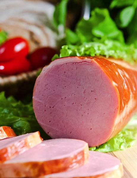 Smoked meat and green salad — Stock Photo, Image