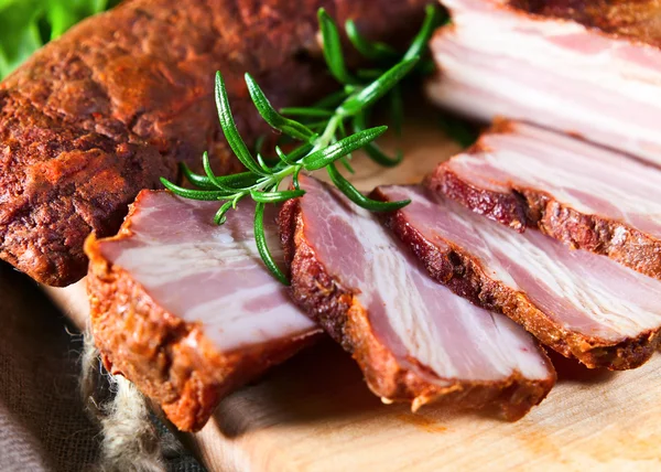 Копченое мясо с розмарином — стоковое фото