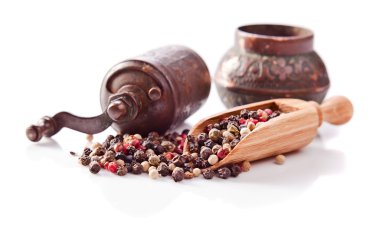 Beyaz üzerinde izole edilmiş biberler.