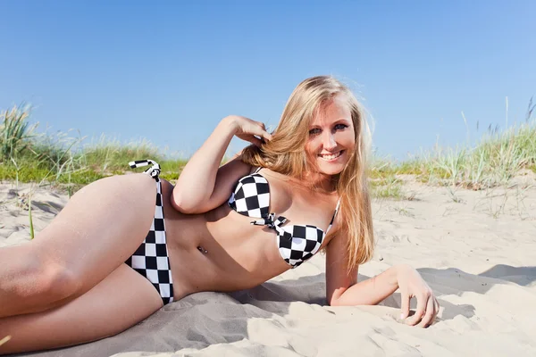 Young beautiful woman on sea sand — Stock Photo, Image