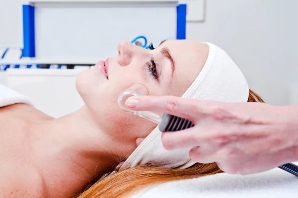 Young woman in spa clinic — Stock Photo, Image