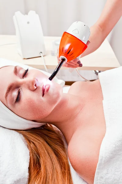 Young woman in spa clinic — Stock Photo, Image