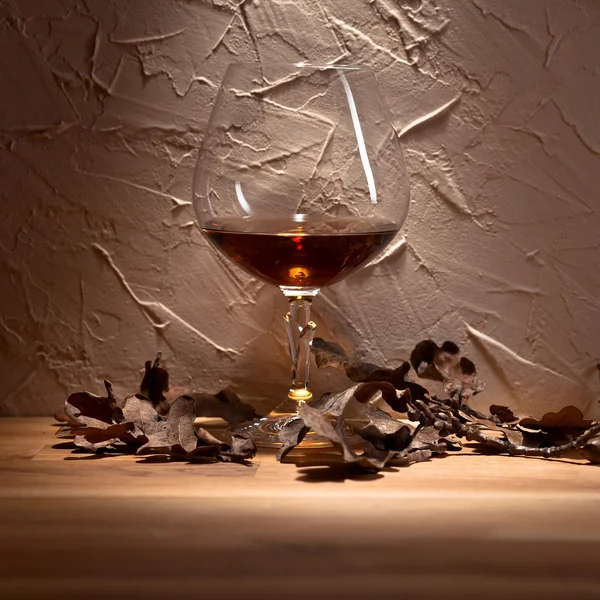 Brandy en gedroogde eikenbladeren — Stockfoto