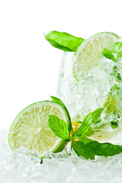 Mojito geïsoleerd op wit — Stockfoto