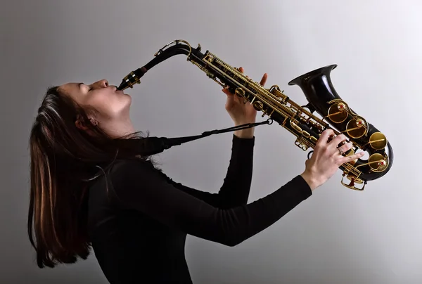 Mulher de preto com saxofone — Fotografia de Stock