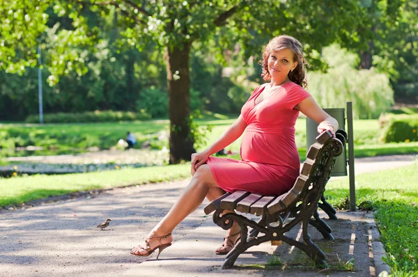 Young pregnant woman in park — Stock Photo, Image