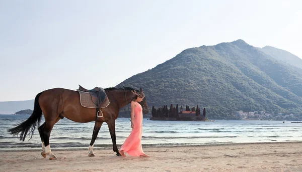 Gadis cantik dengan kuda di pantai — Stok Foto