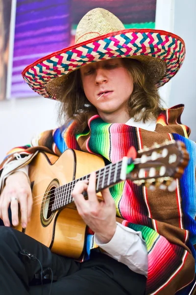 Musicien en costume latino-américain — Photo