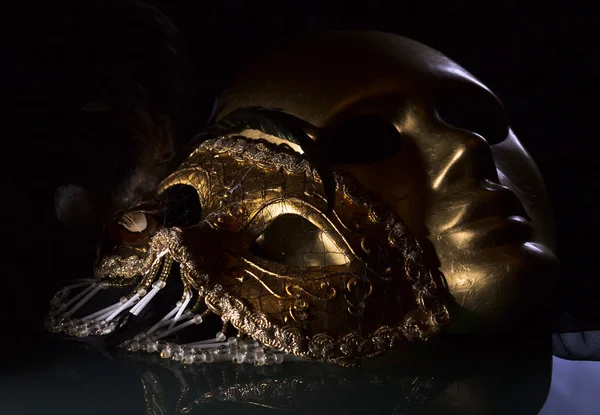 Oude gouden Venetiaanse maskers — Stockfoto