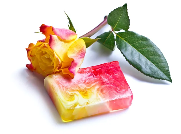 Мыло с ароматом розы на белом — стоковое фото