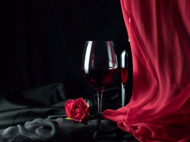  şişe ve cam ile kırmızı 