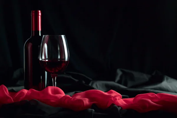 Flasche und Glas mit Rot — Stockfoto