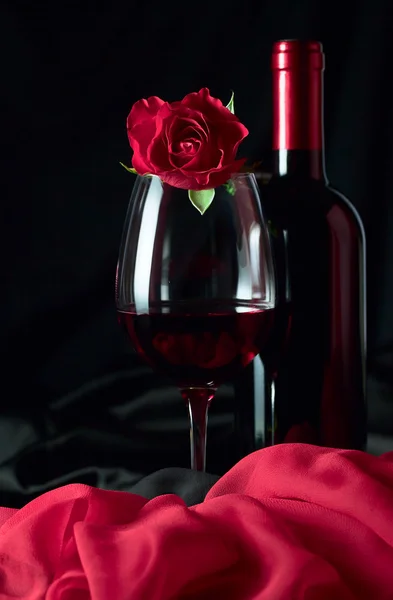 Bottiglia e bicchiere con rosso — Foto Stock