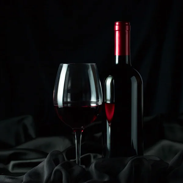 Botella y vidrio con rojo —  Fotos de Stock