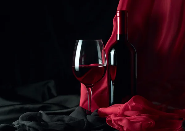 酒瓶和酒杯与红 — 图库照片