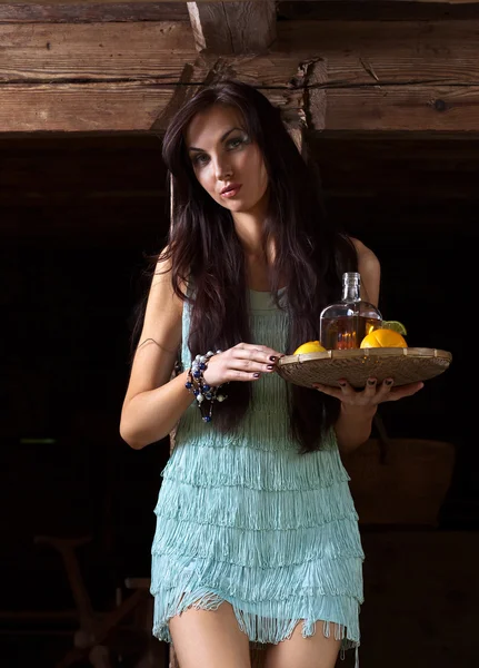 Jeune beauté avec tequila dans la vieille maison en bois — Photo