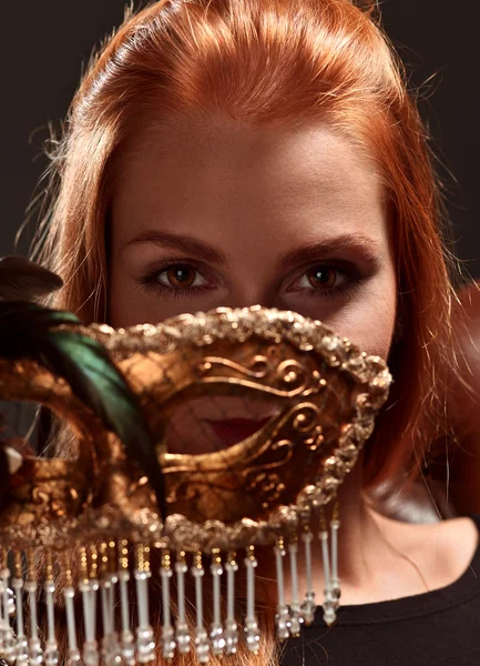 Mooie vrouw met Venetiaanse masker — Stockfoto