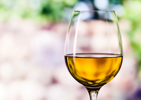Bicchiere con vino bianco — Foto Stock