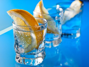 cam masa üzerinde limonlu cin