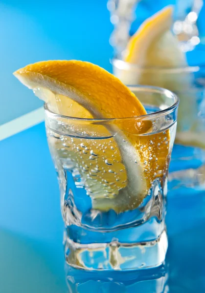 Gin s citronem na skleněný stůl — Stock fotografie