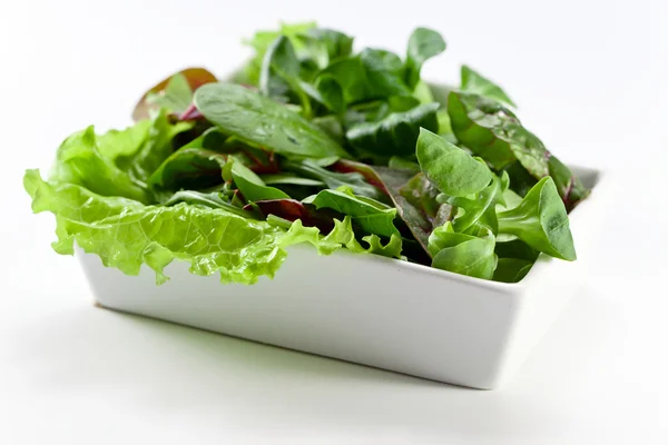 Gemengde salade op witte tafel — Stockfoto