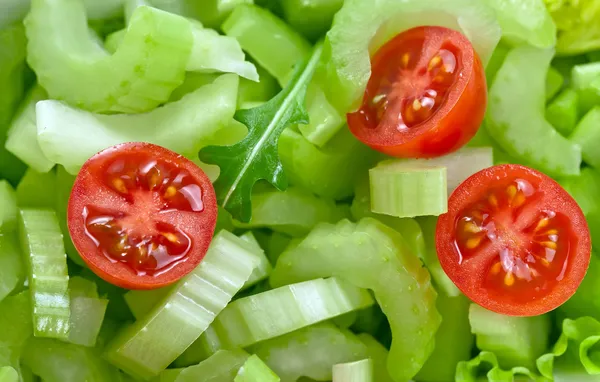 Kereviz ve domates salatası — Stok fotoğraf