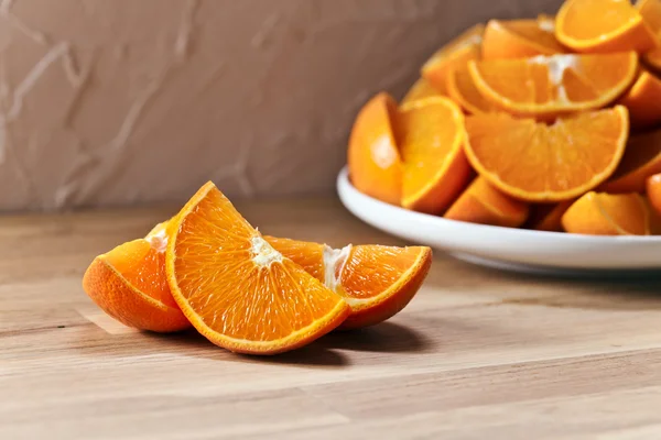 Cortar mandarinas en mesa de madera —  Fotos de Stock