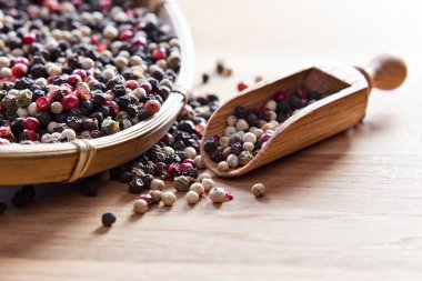 ahşap masa üzerine karabiber