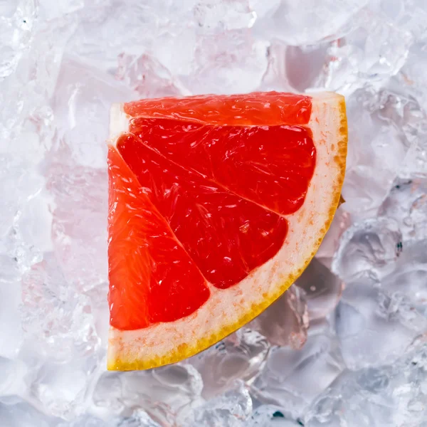 Grapefruit with ice — Stock Photo, Image