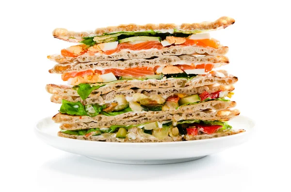 Сэндвич с лососем и овощами — стоковое фото