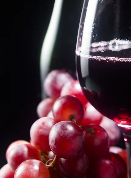 Uva e bicchiere con vino rosso — Foto Stock