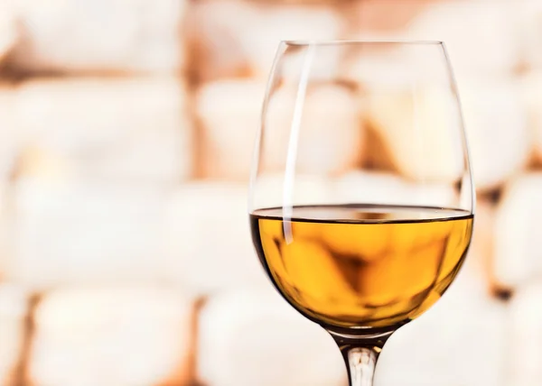 Bicchiere con vino bianco — Foto Stock