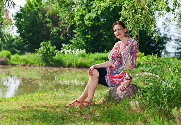 Vrouw van middelbare leeftijd in park — Stockfoto